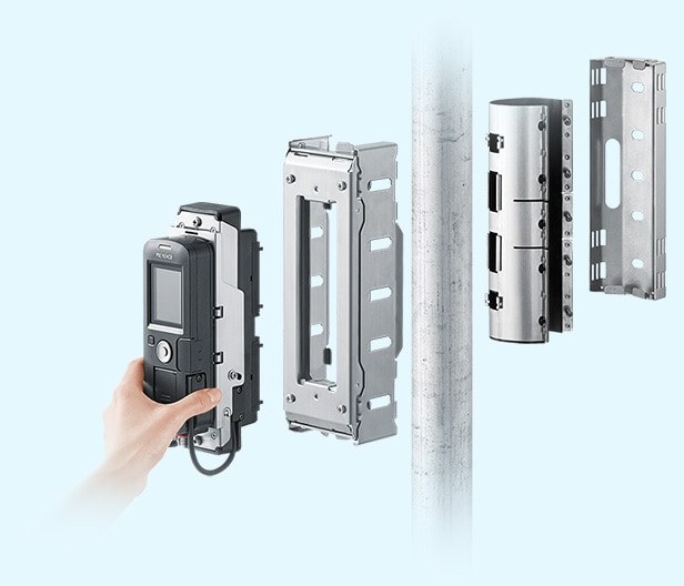 Clamp-On-Durchflusssensor, von außen auf eine Druckluftleitung montiert