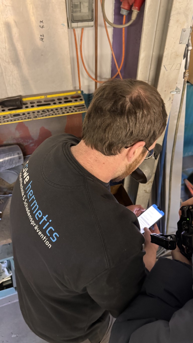 rawe hermetics Mitarbeiter ortet Druckluftleckage mit Ultraschallmesstechnik