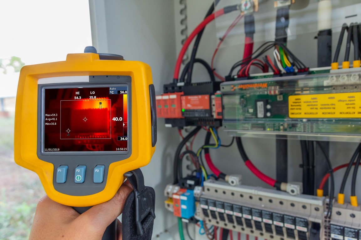Elektro-Thermografie an einem geöffneten Schaltschrank